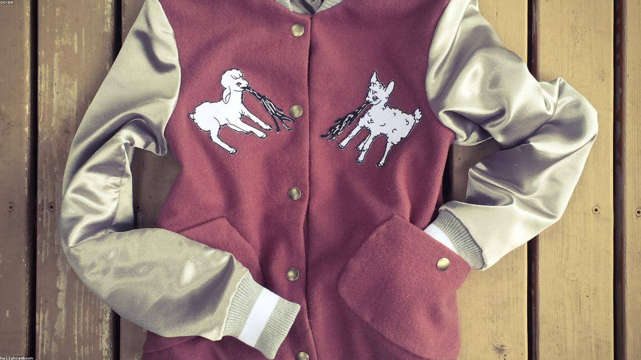 브랜드 패치가 적용된 아웃도어 소매